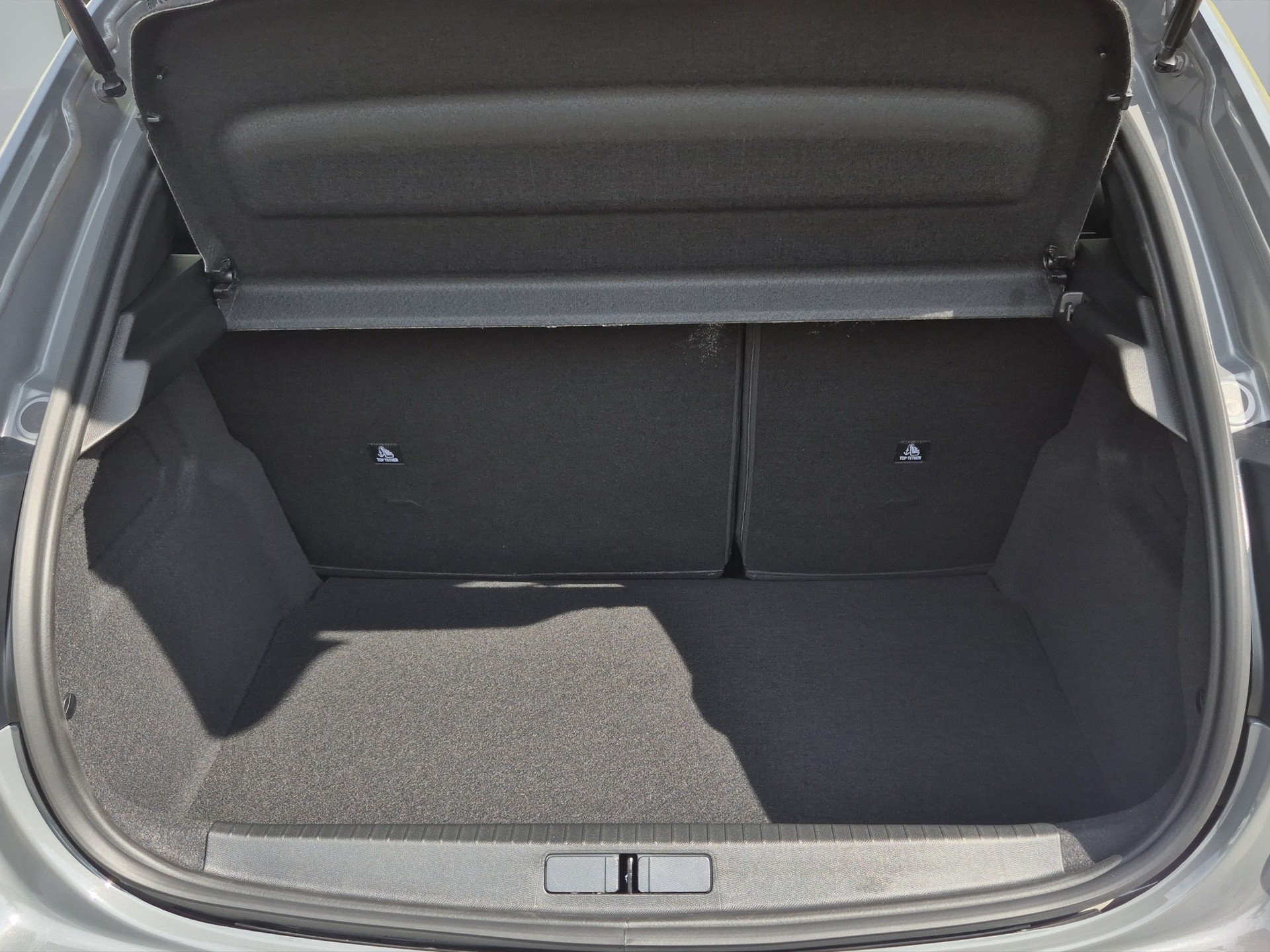 PEUGEOT 208 1.2 Hybrid 145 GT Exclusive-image-17