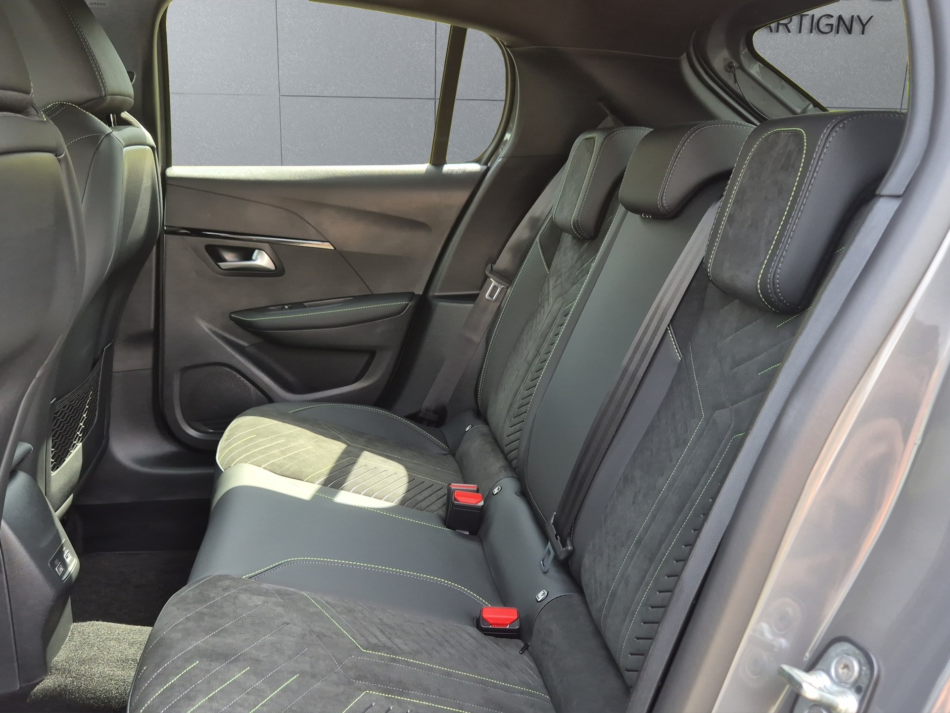 PEUGEOT 208 1.2 Hybrid 145 GT Exclusive-image-11