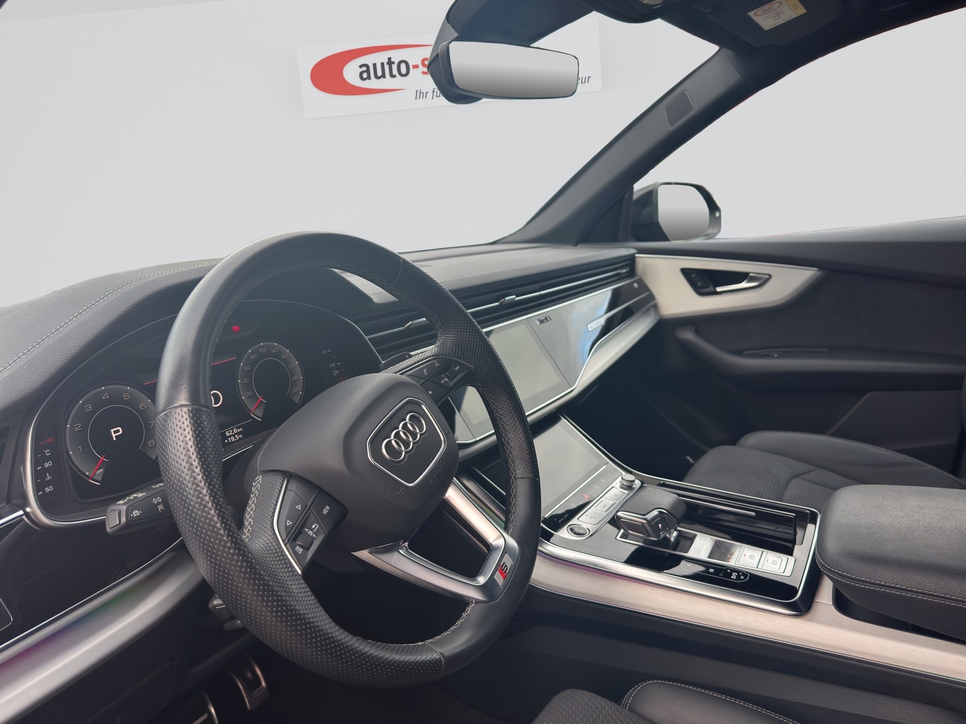 AUDI Q8 55 S-Line 3.0 TFSI quattro BLACK-image-6