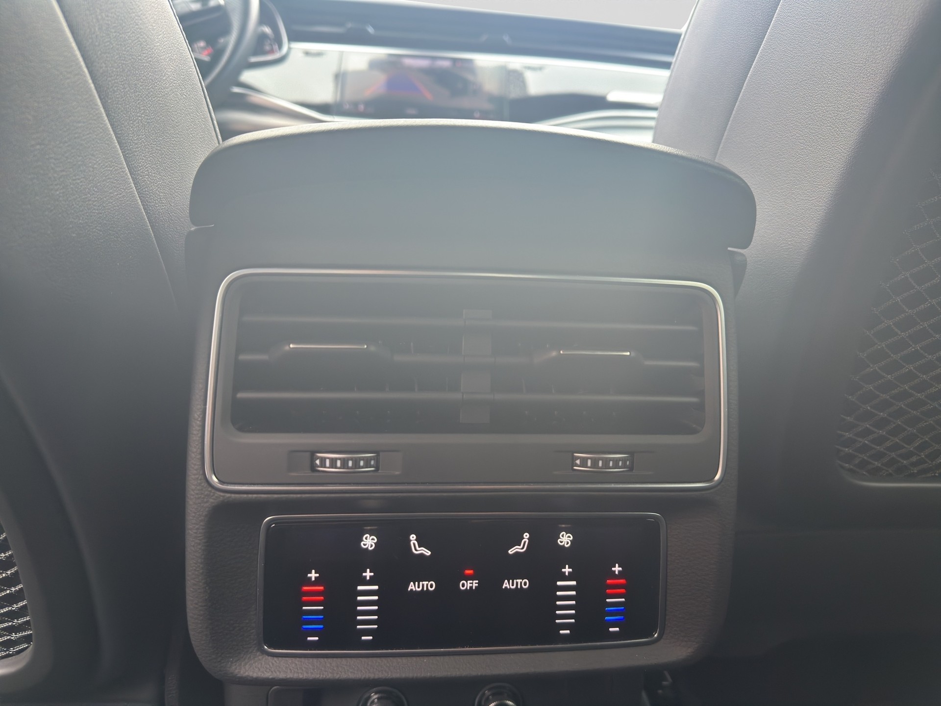 AUDI Q8 55 S-Line 3.0 TFSI quattro Optik Schwarz-image-15
