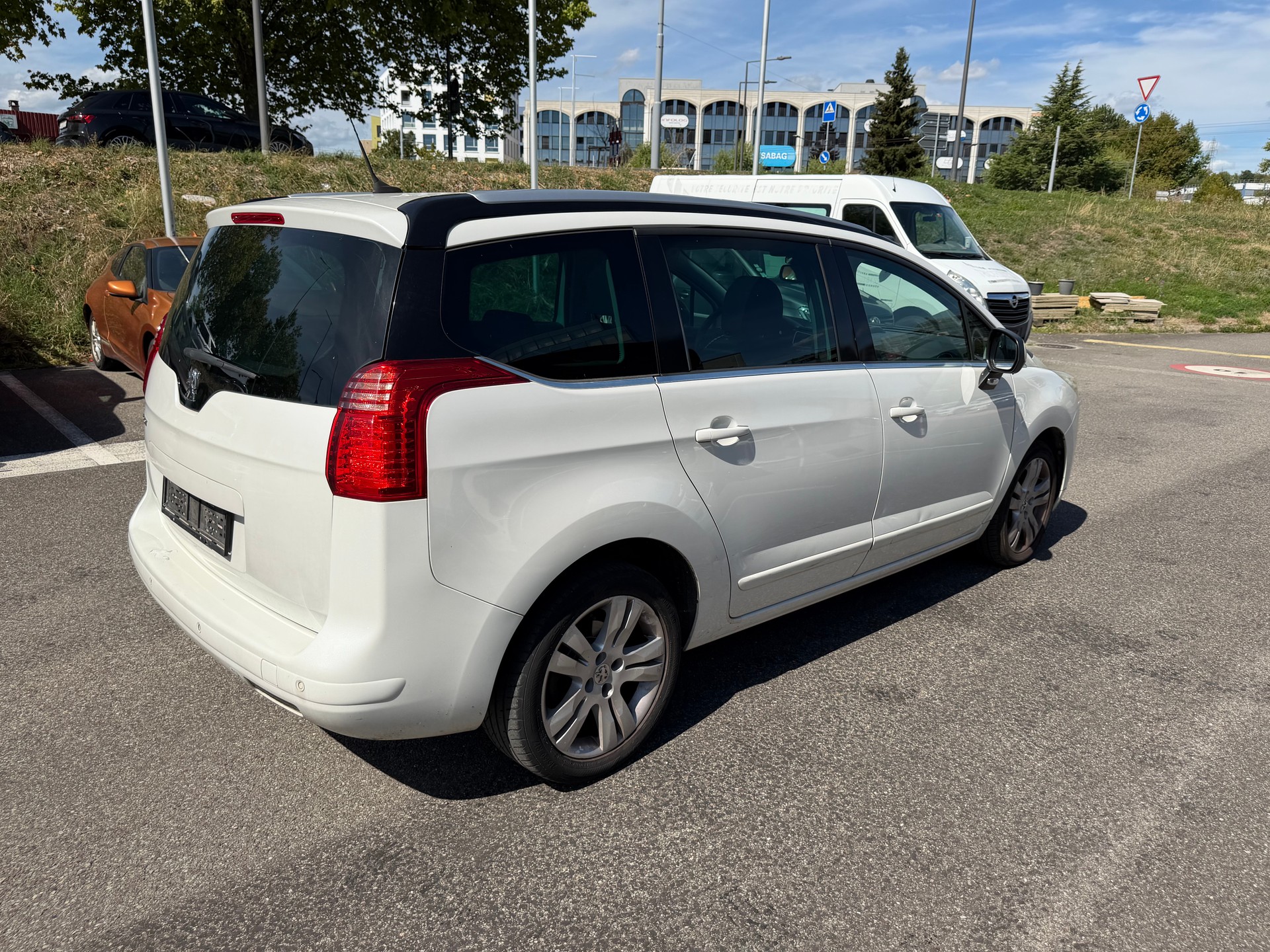 PEUGEOT 5008 2.0 HDI Sport Pack-image-2