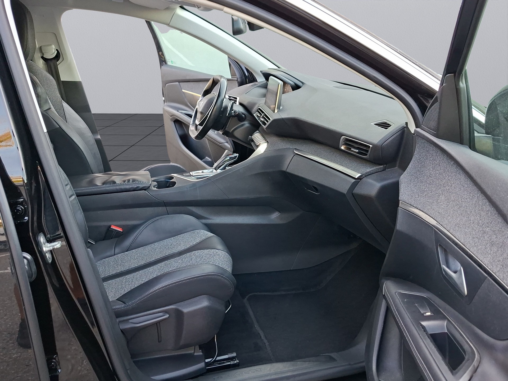 PEUGEOT 3008 1.2 PureTech Allure EAT-image-13