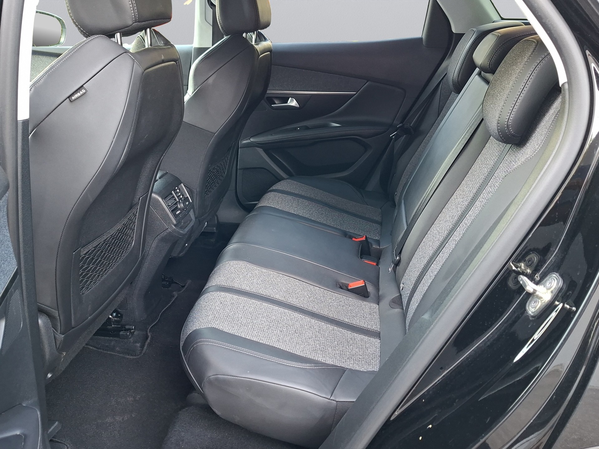 PEUGEOT 3008 1.2 PureTech Allure EAT-image-15