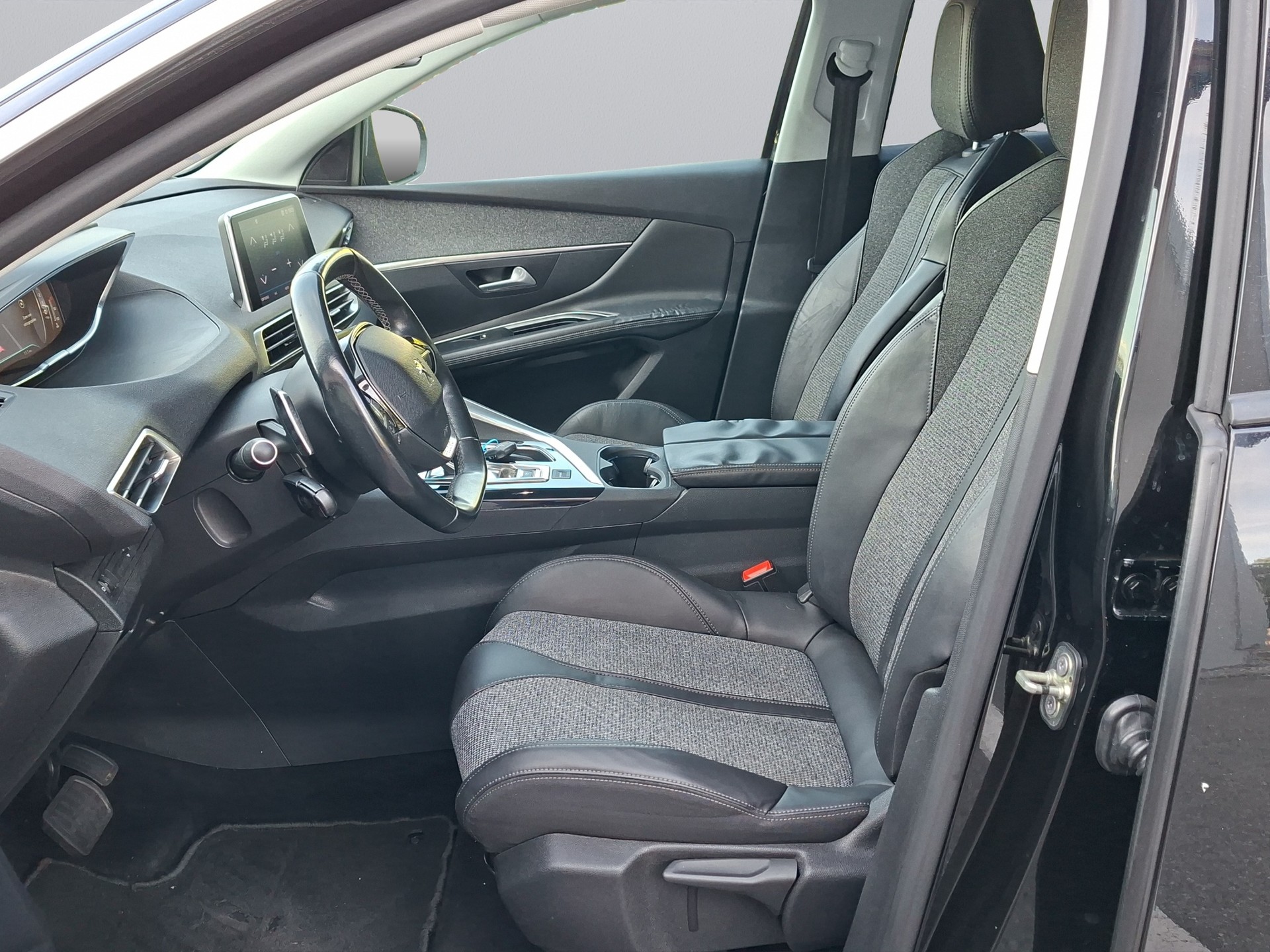 PEUGEOT 3008 1.2 PureTech Allure EAT-image-21