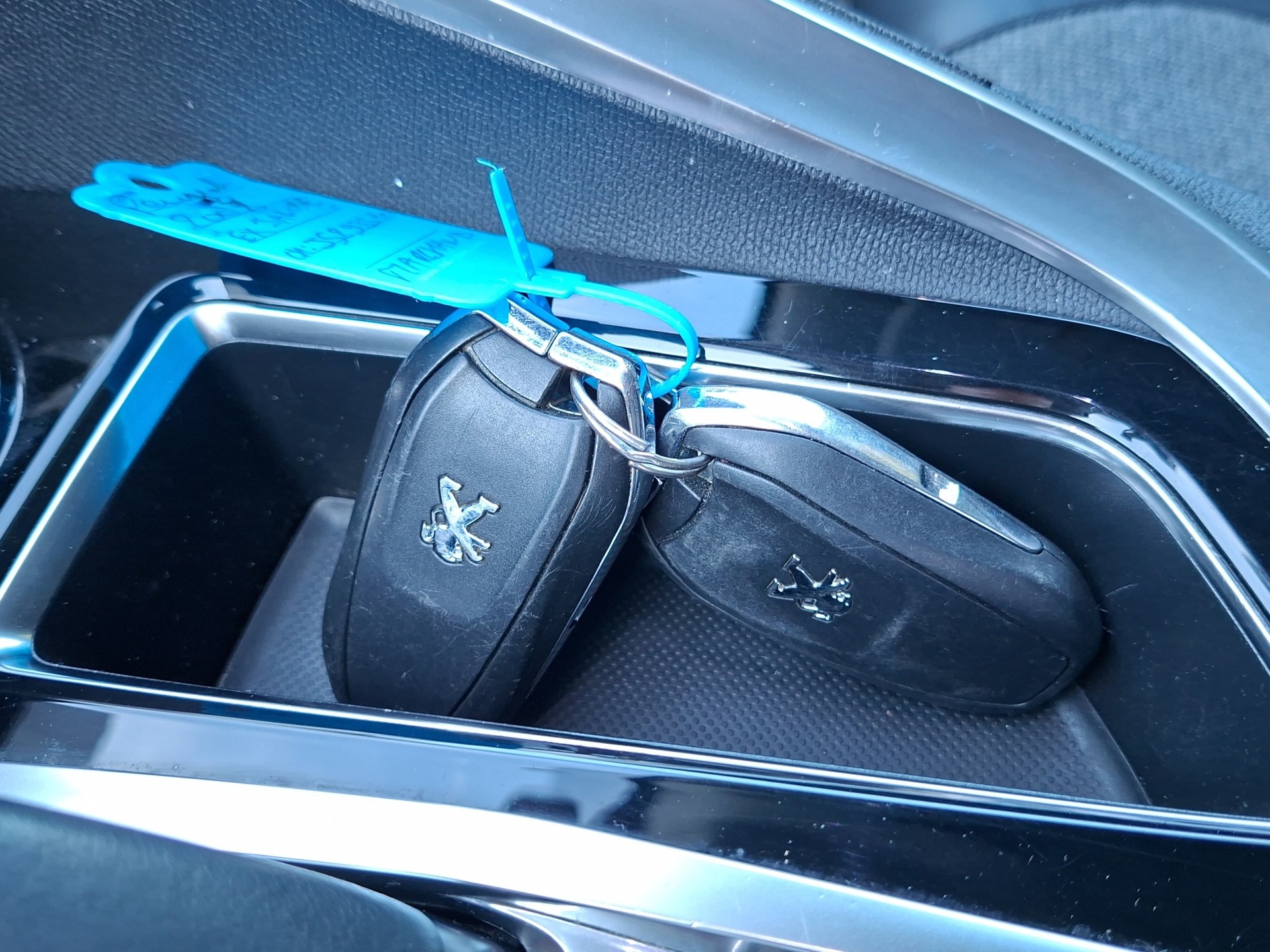 PEUGEOT 3008 1.2 PureTech Allure EAT-image-16