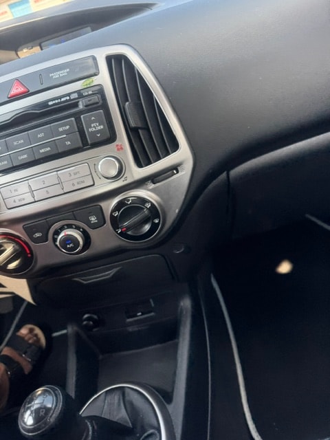 HYUNDAI i20 1.2 Comfort-image-12