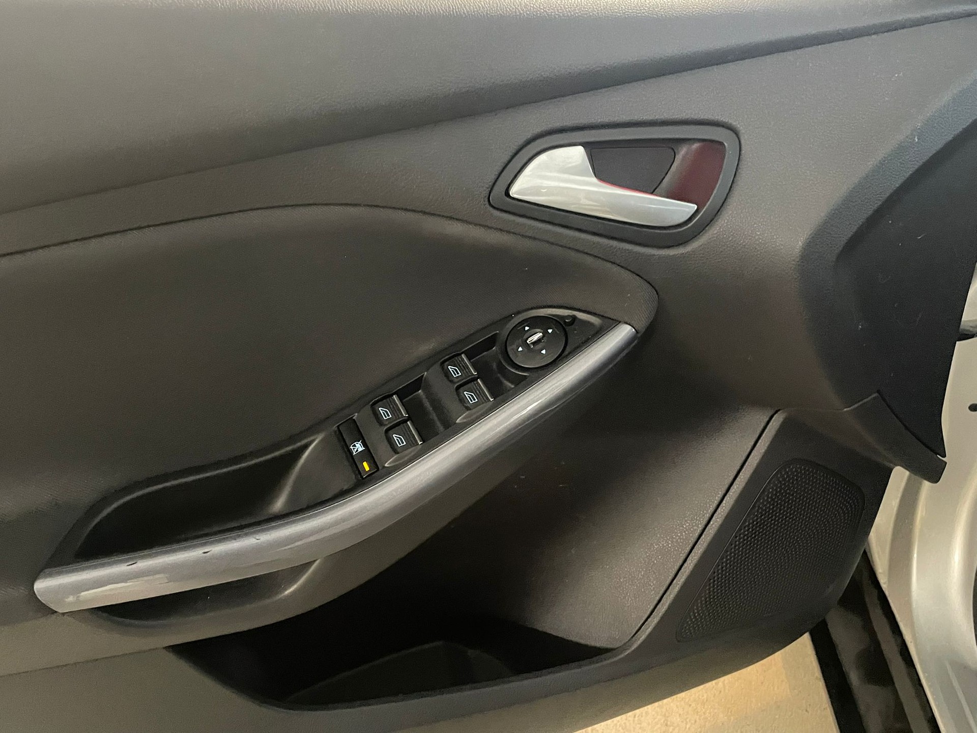 FORD Focus 1.6i VCT Titanium-image-10