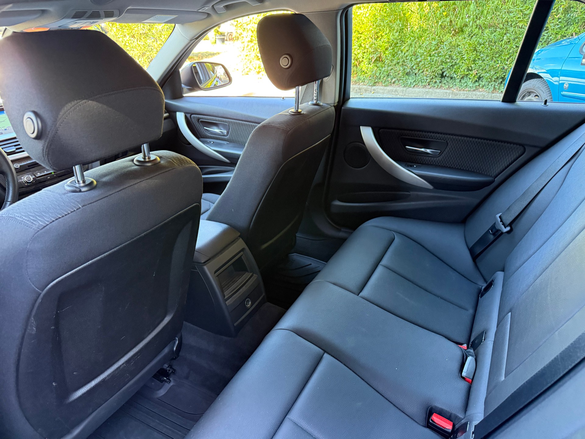 BMW 320d xDrive Touring Modern Line Steptronic-image-10