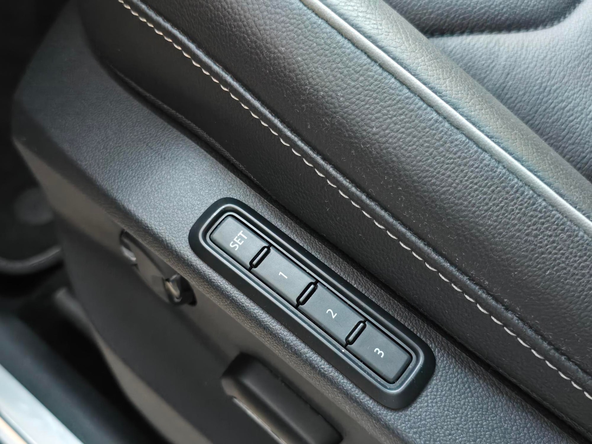 VW Tiguan 2.0TSI R-Line 4Motion DSG-image-12