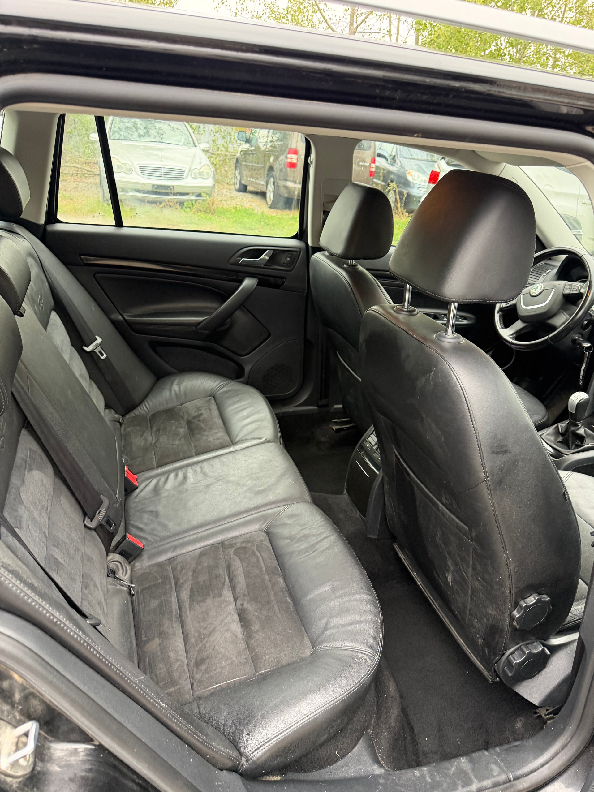 SKODA Octavia Combi 1.8 TSI 50Years 4x4-image-7