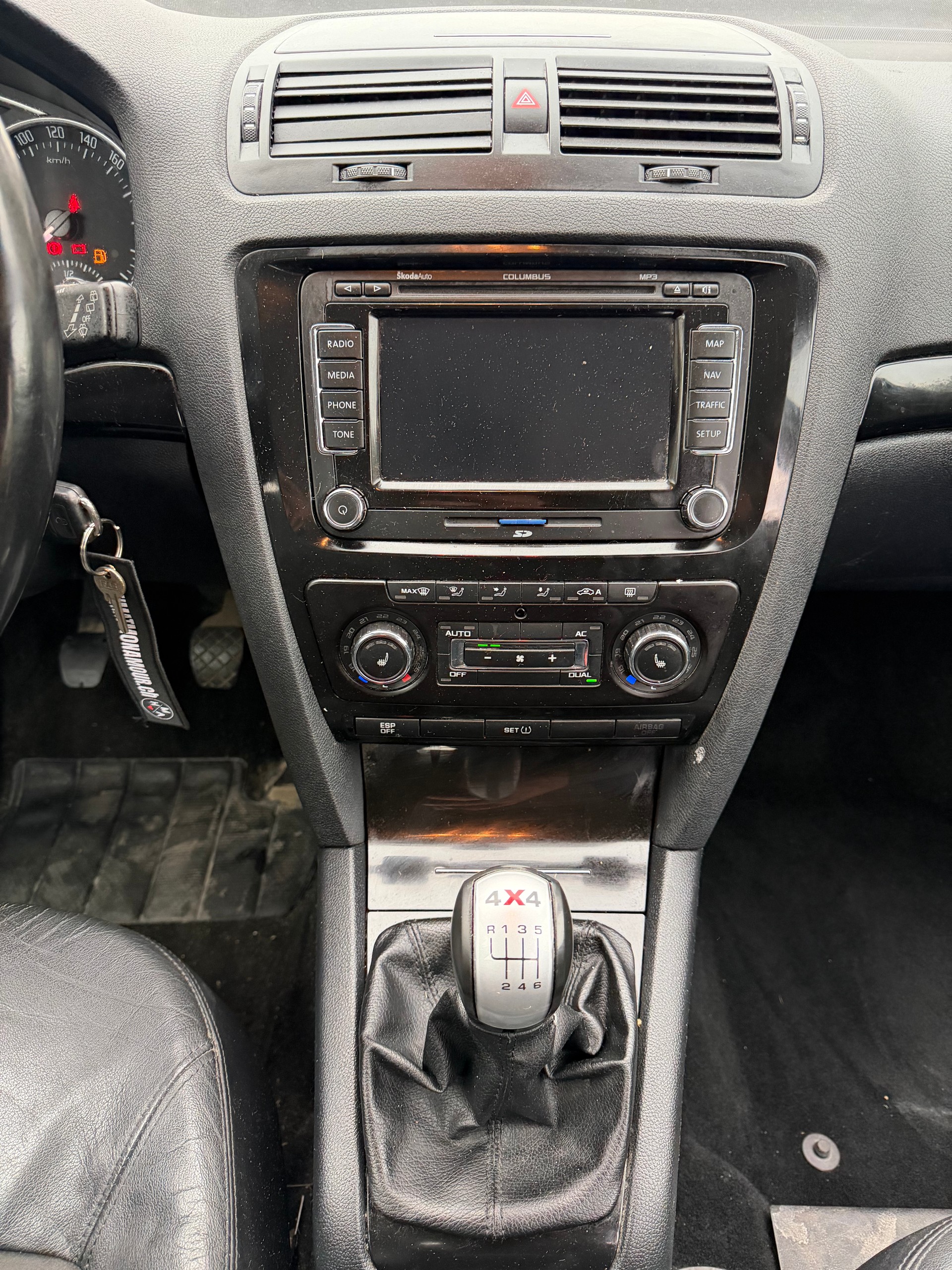 SKODA Octavia Combi 1.8 TSI 50Years 4x4-image-8