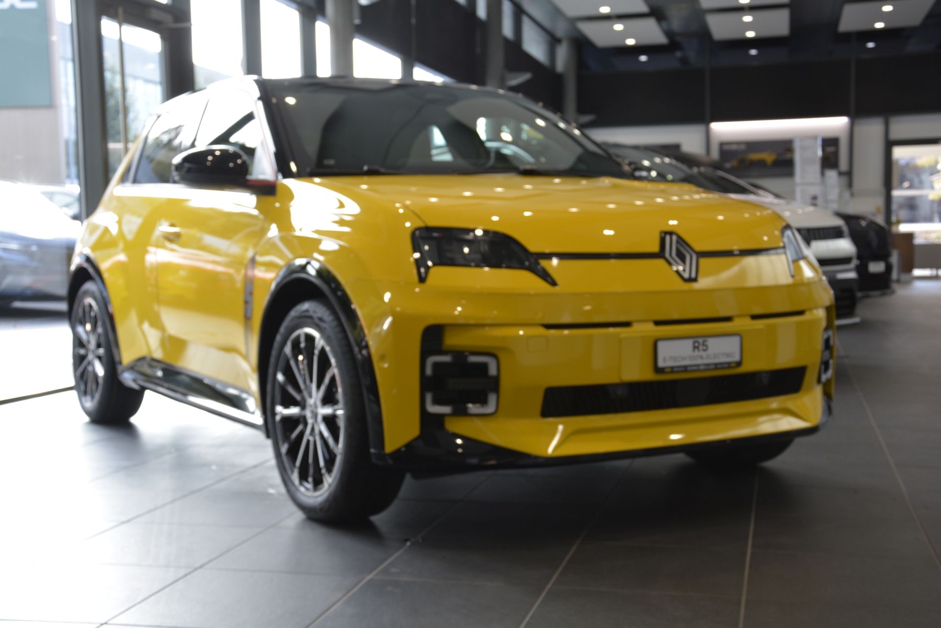 RENAULT R5 E-TECH ELECTRIC iconic five 150PS Comfort Range-image-2