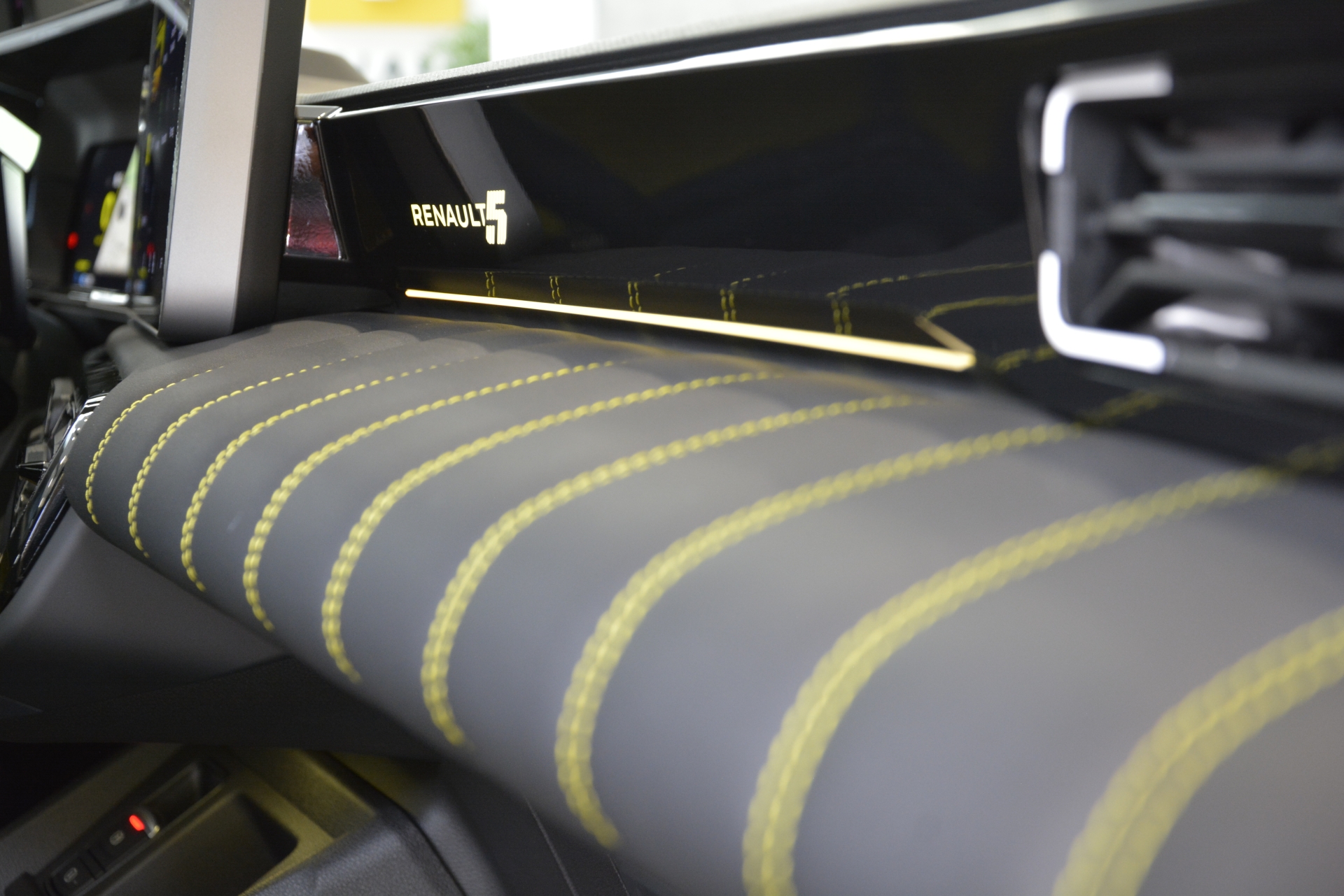 RENAULT R5 E-TECH ELECTRIC iconic five 150PS Comfort Range-image-9