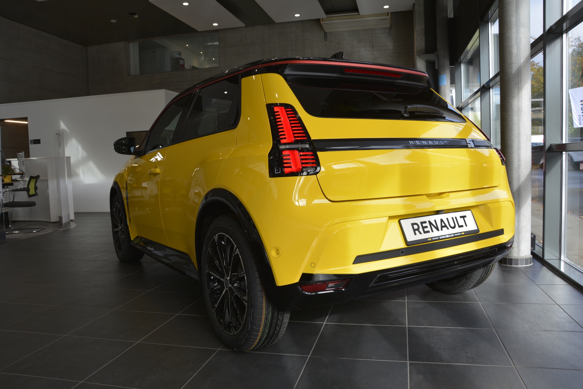 RENAULT R5 E-TECH ELECTRIC iconic five 150PS Comfort Range-image-3