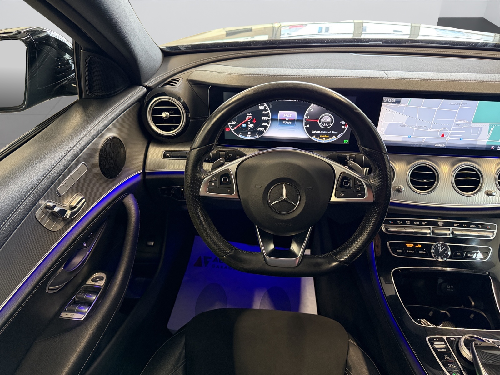 MERCEDES-BENZ E 200 AMG Line 4 Matic 9G-Tronic-image-14