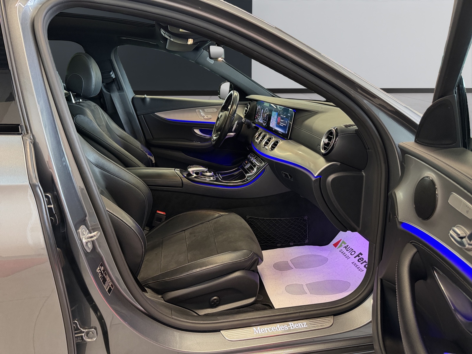 MERCEDES-BENZ E 200 AMG Line 4 Matic 9G-Tronic-image-21