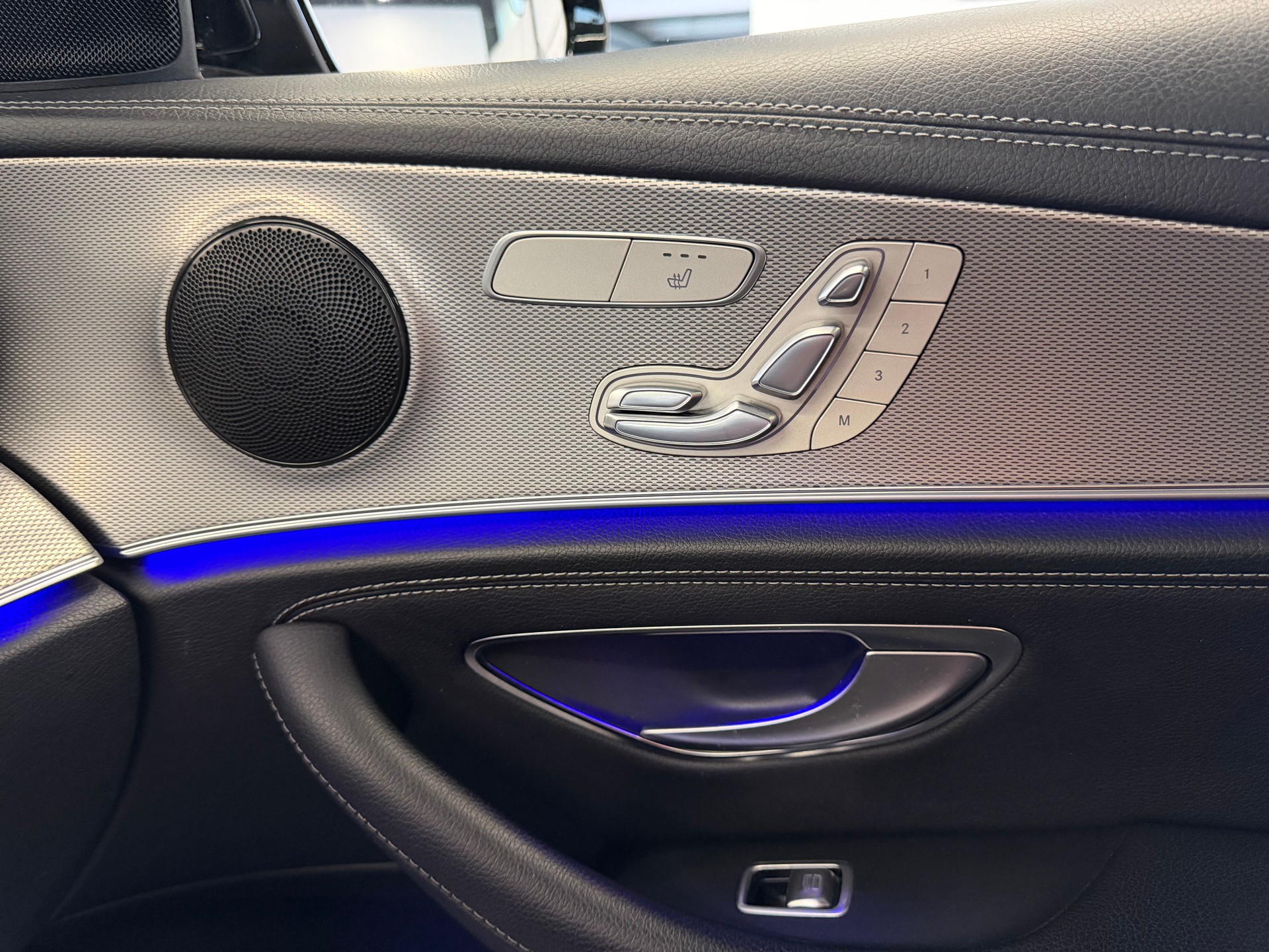 MERCEDES-BENZ E 200 AMG Line 4 Matic 9G-Tronic-image-27