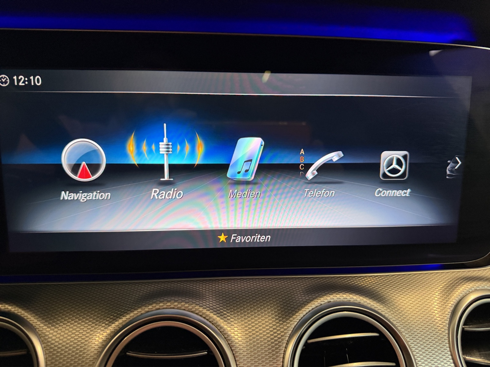 MERCEDES-BENZ E 200 AMG Line 4 Matic 9G-Tronic-image-22