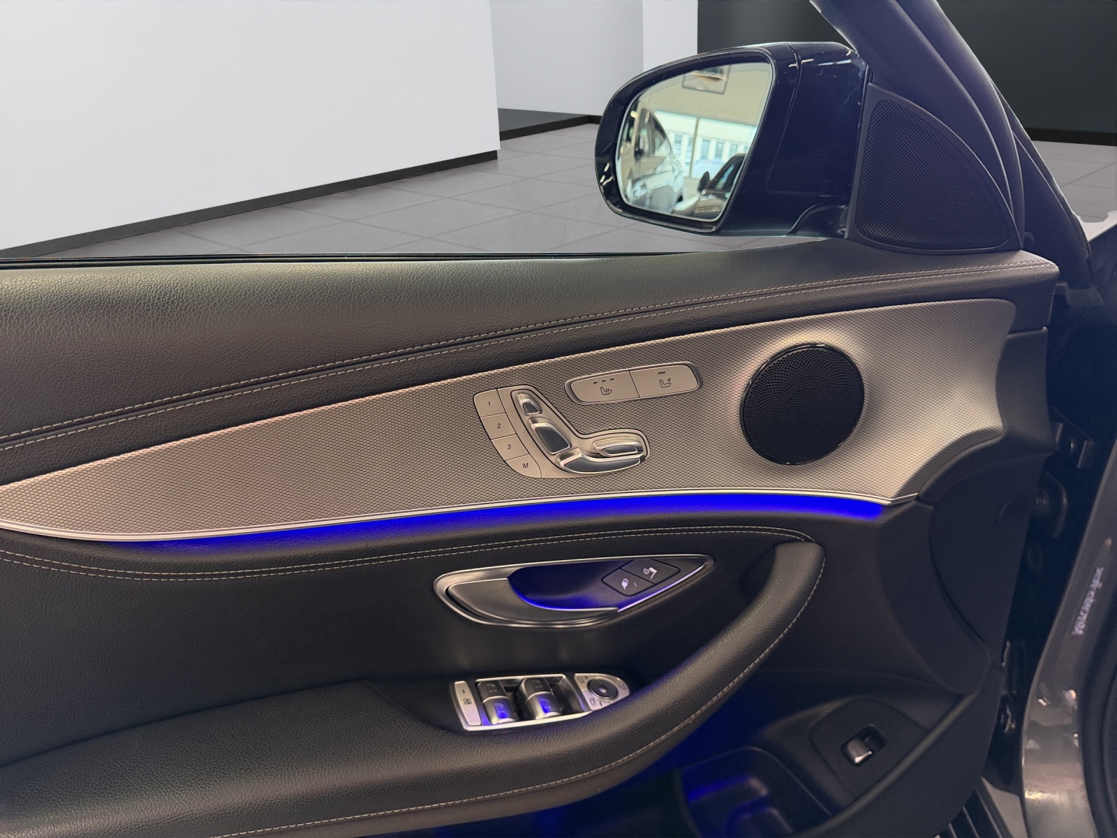 MERCEDES-BENZ E 200 AMG Line 4 Matic 9G-Tronic-image-17