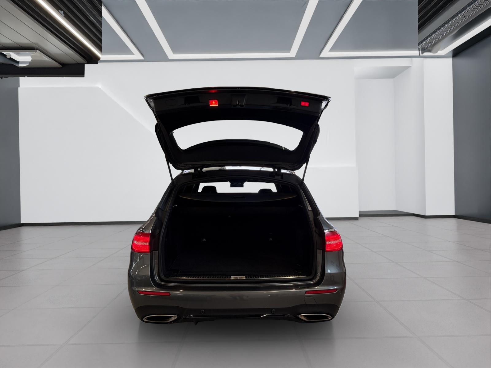 MERCEDES-BENZ E 200 AMG Line 4 Matic 9G-Tronic-image-25