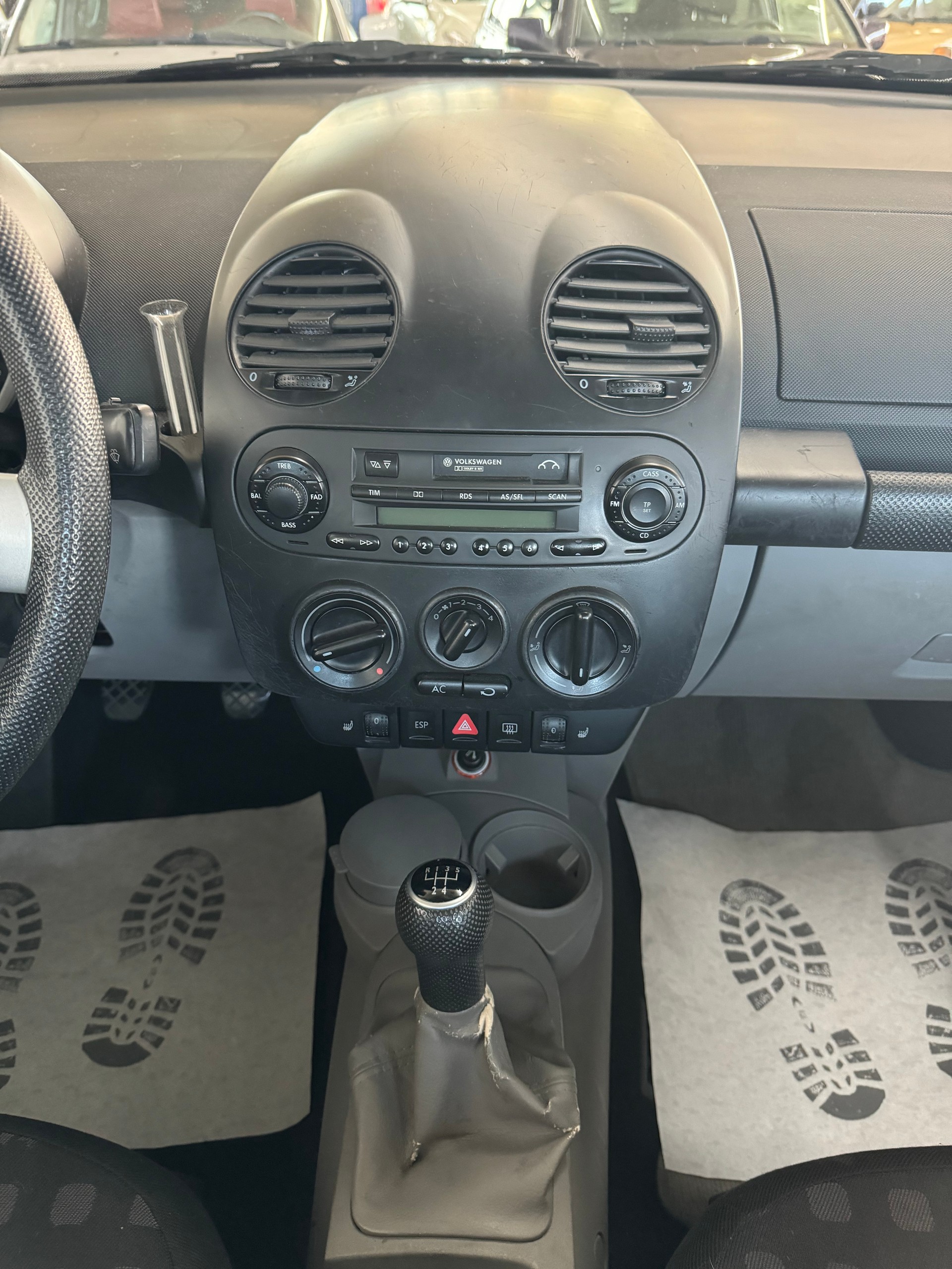 VW New Beetle 1.6-image-13