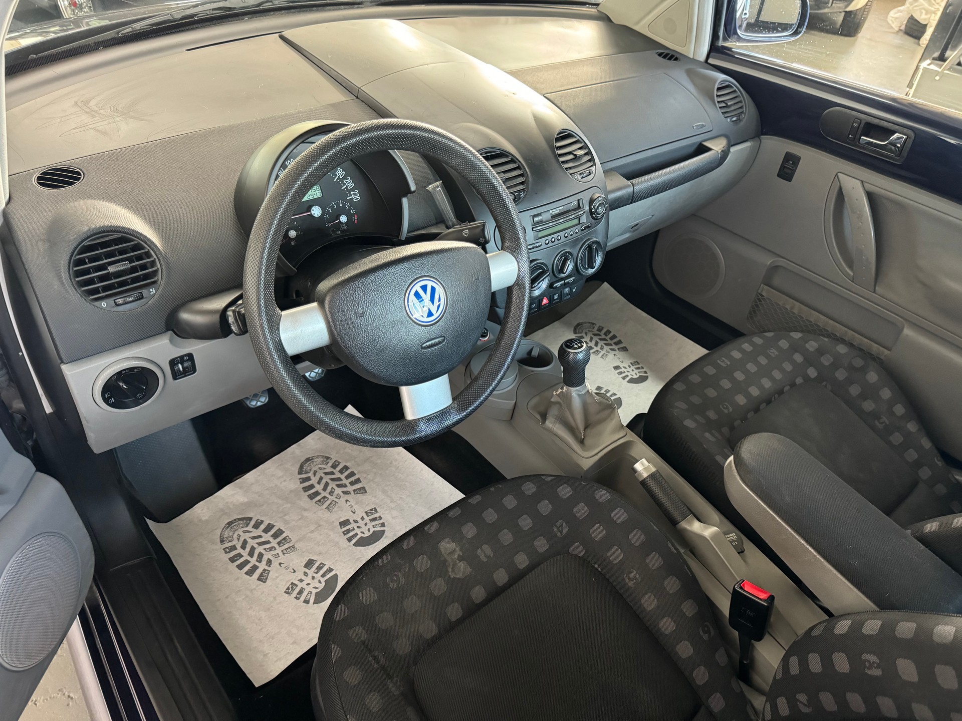 VW New Beetle 1.6-image-10