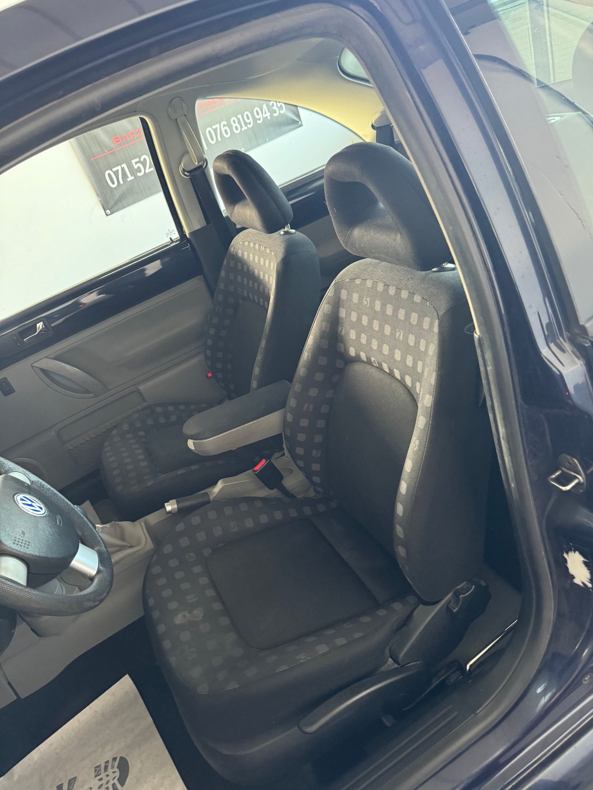 VW New Beetle 1.6-image-11