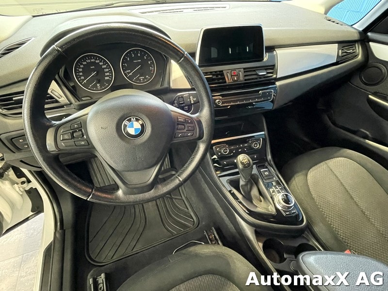 BMW 218i Active Tourer-image-8