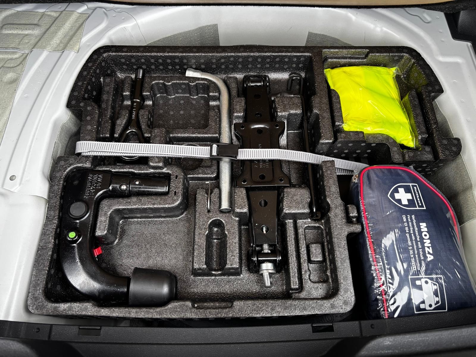 SKODA Fabia First Edition. DSG, LED, AHK, ACC, Pano, Kamera, Keyless SERVICE & MFK Neu-image-30