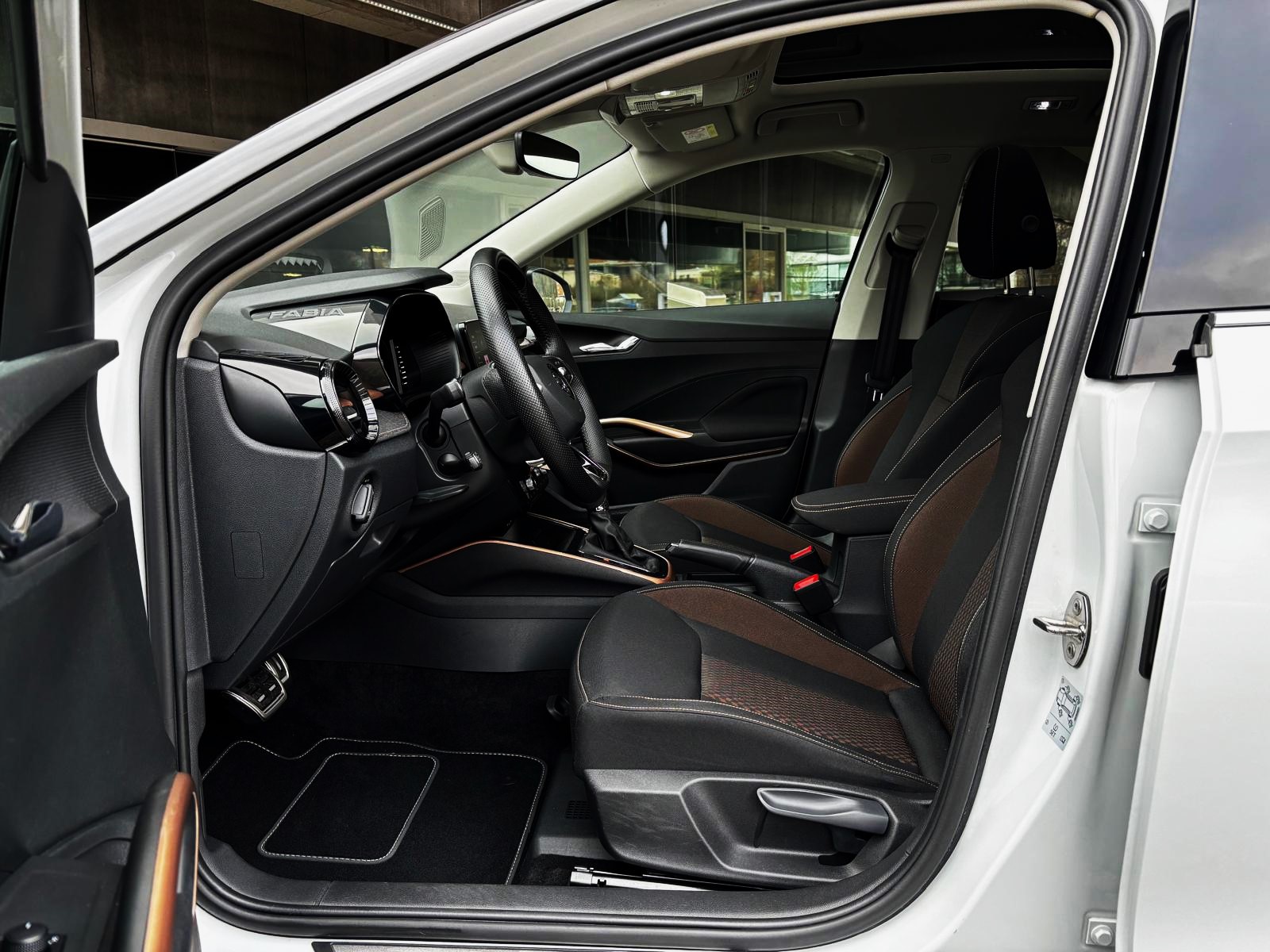 SKODA Fabia First Edition. DSG, LED, AHK, ACC, Pano, Kamera, Keyless SERVICE & MFK Neu-image-17