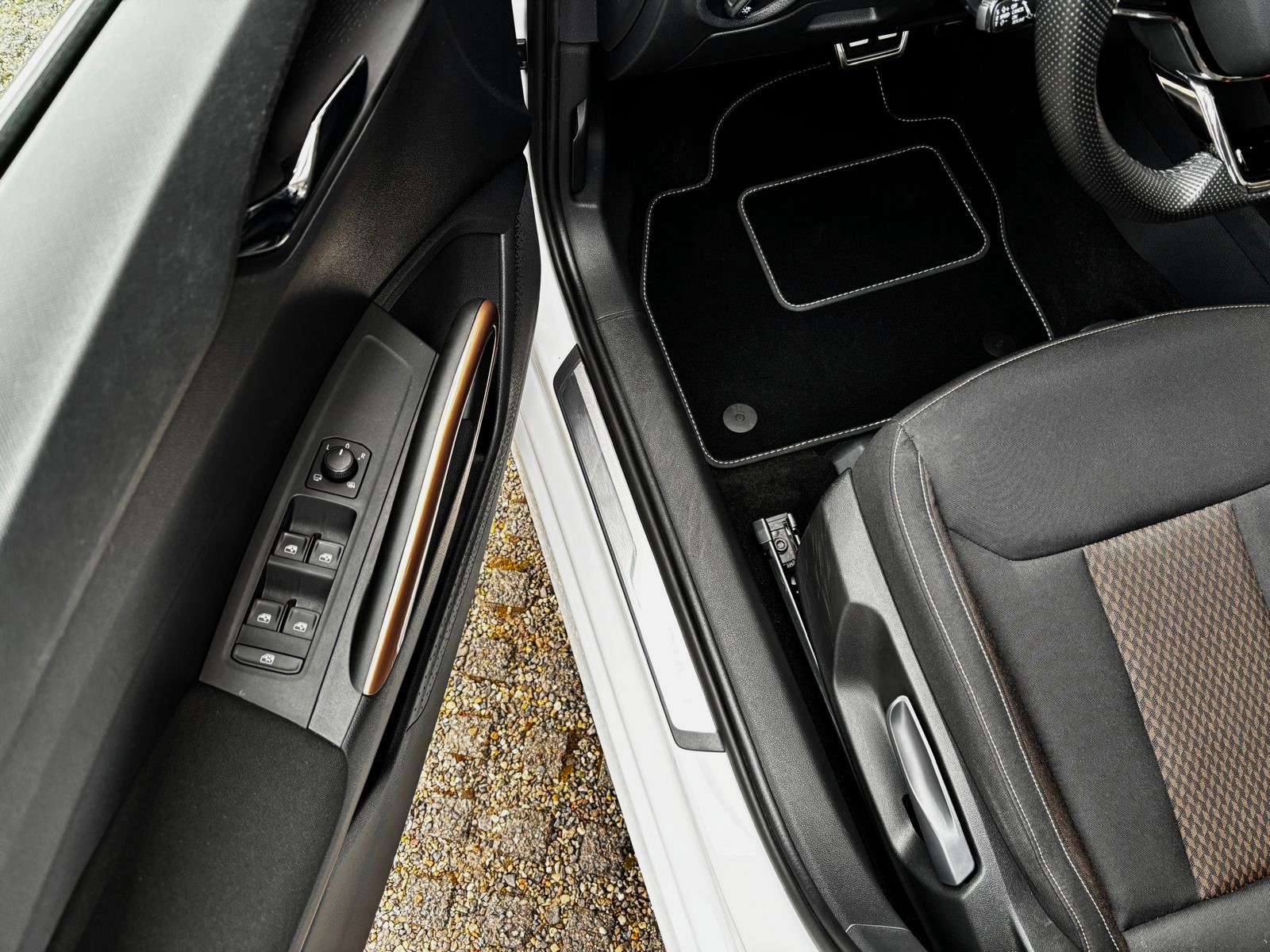 SKODA Fabia First Edition. DSG, LED, AHK, ACC, Pano, Kamera, Keyless SERVICE & MFK Neu-image-15