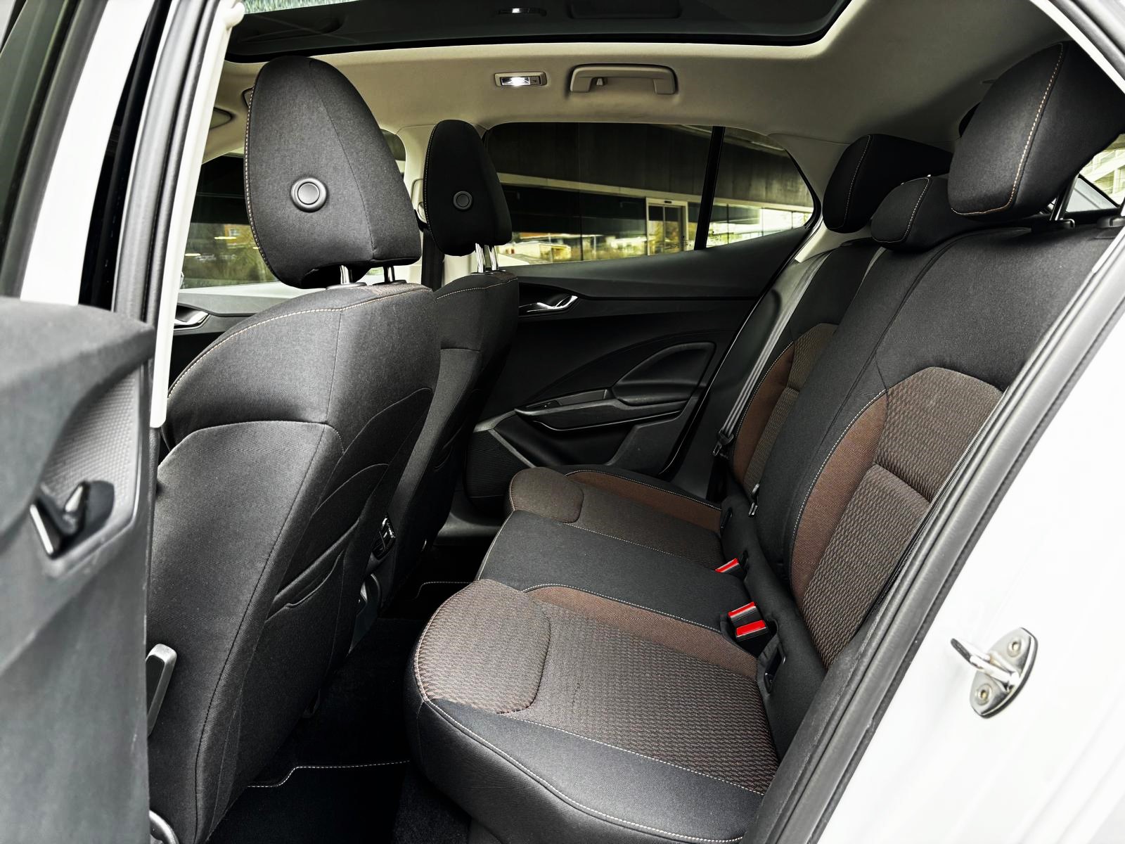 SKODA Fabia First Edition. DSG, LED, AHK, ACC, Pano, Kamera, Keyless SERVICE & MFK Neu-image-26