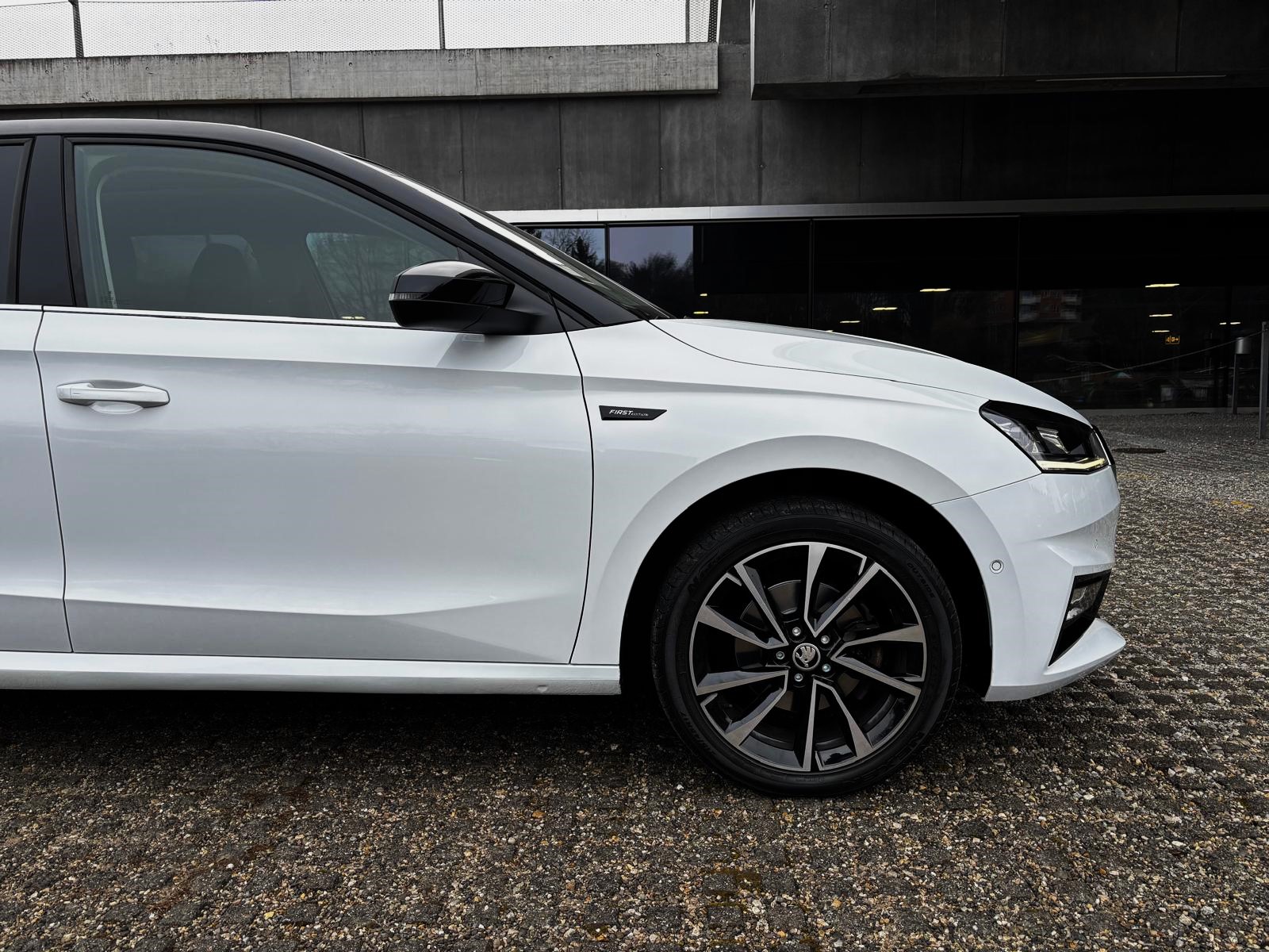 SKODA Fabia First Edition. DSG, LED, AHK, ACC, Pano, Kamera, Keyless SERVICE & MFK Neu-image-4