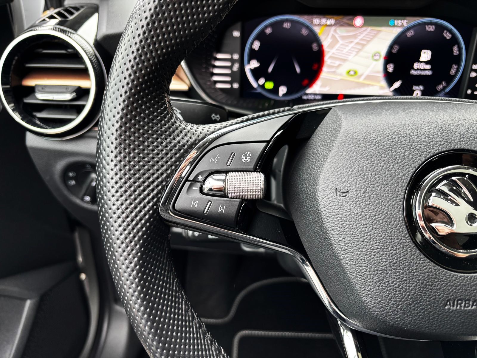 SKODA Fabia First Edition. DSG, LED, AHK, ACC, Pano, Kamera, Keyless SERVICE & MFK Neu-image-25