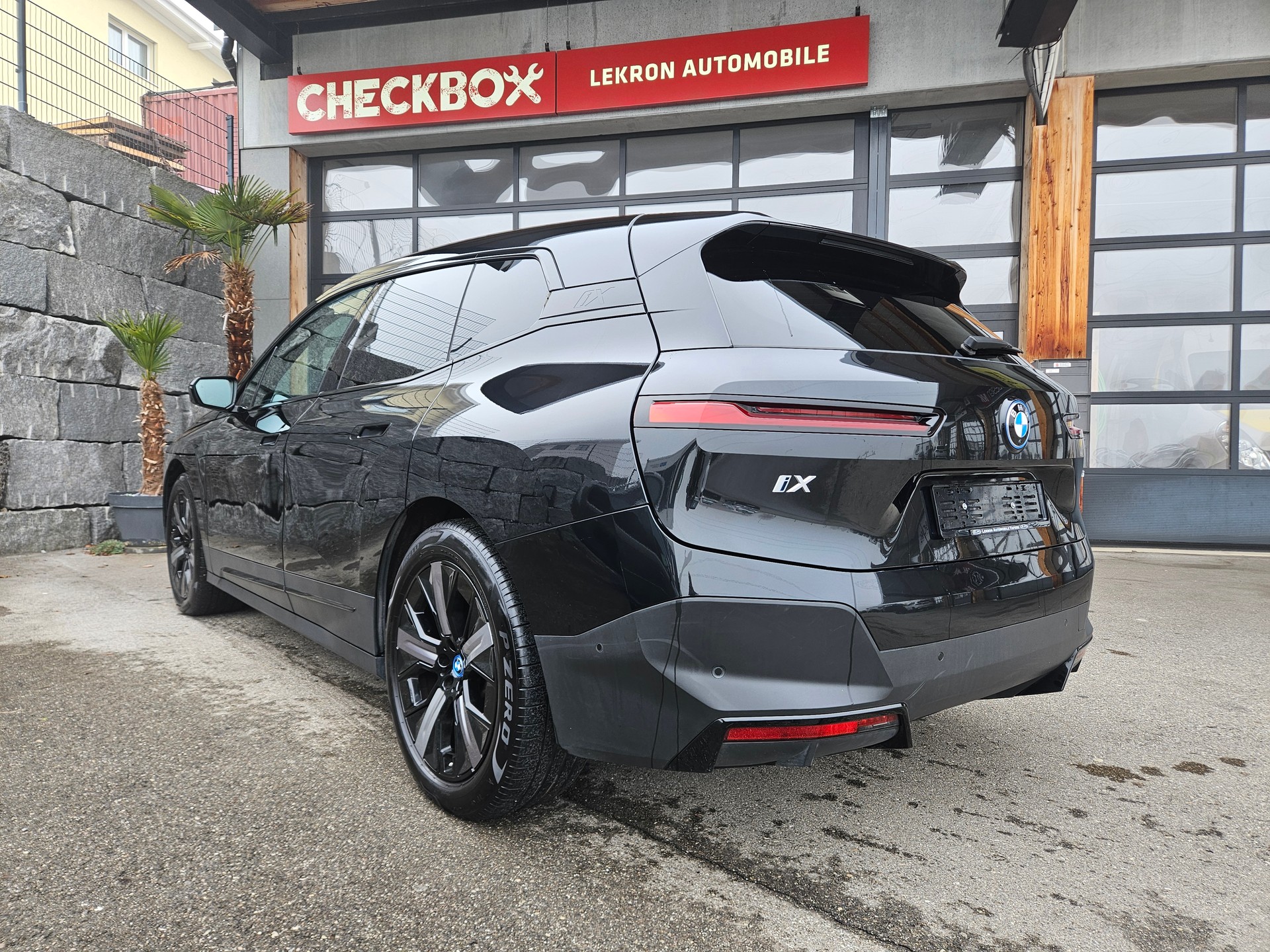 BMW iX xDrive50 all Black-image-4