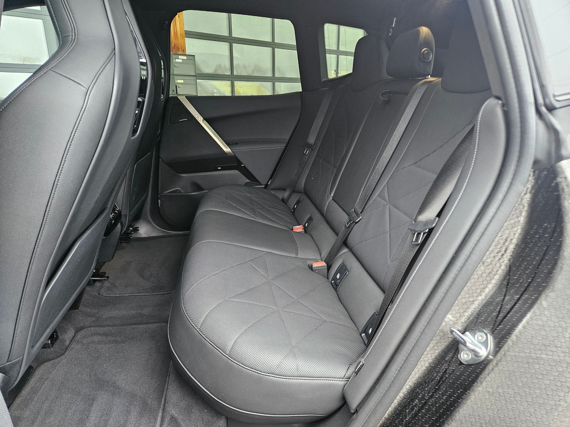 BMW iX xDrive50 all Black-image-14