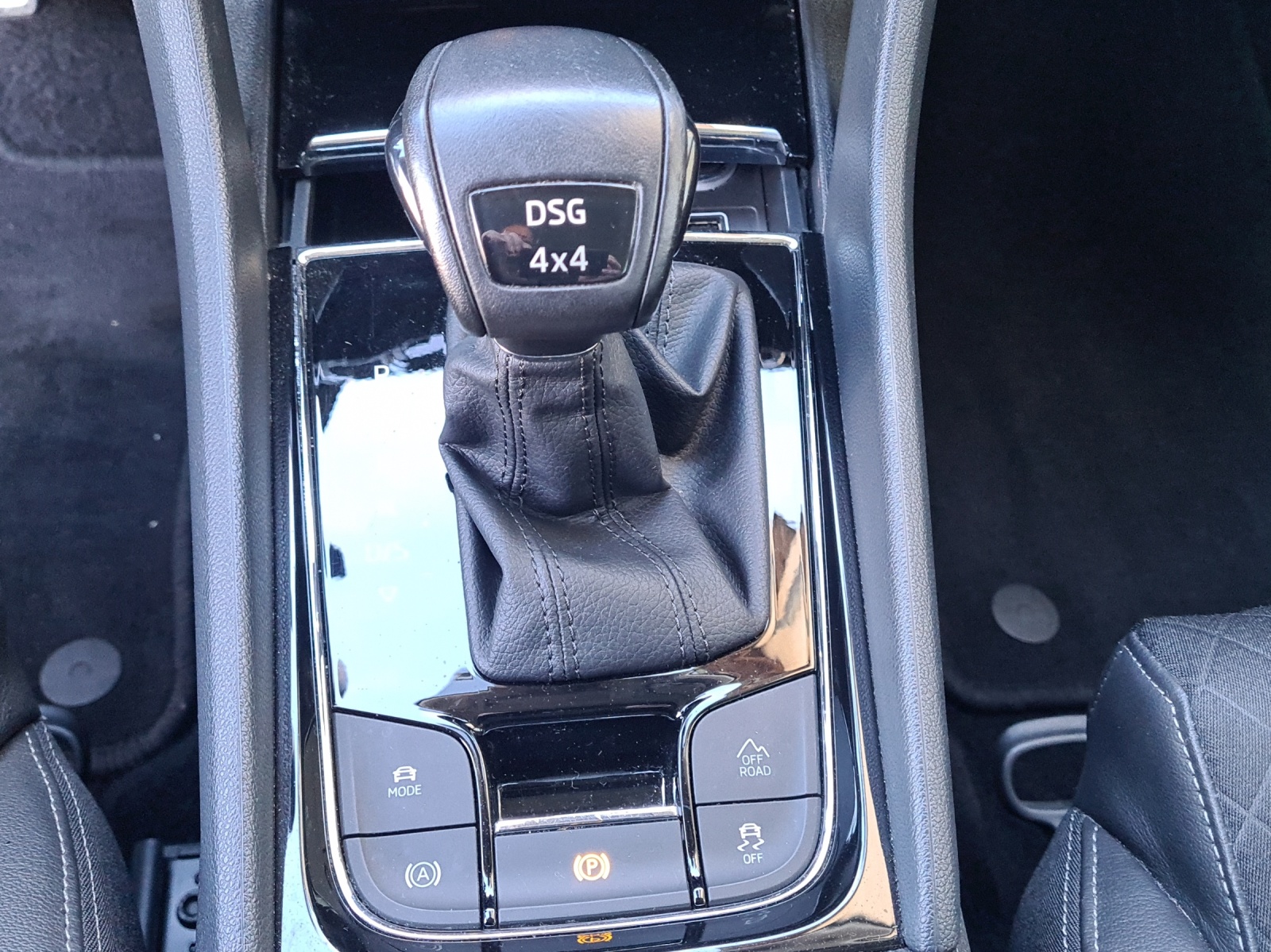 SKODA Karoq 2.0 TDI CR Style 4x4 DSG-image-11