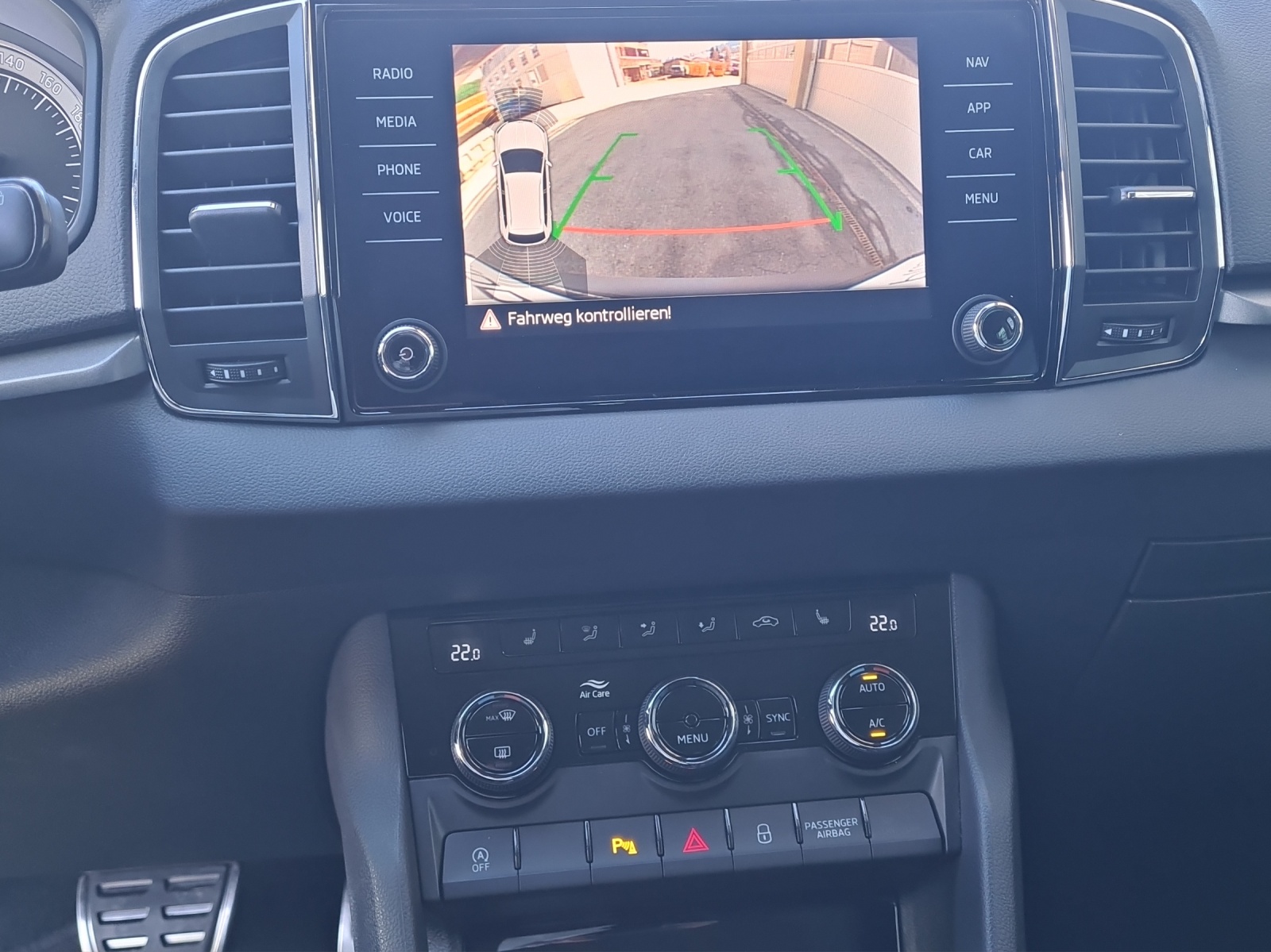 SKODA Karoq 2.0 TDI CR Style 4x4 DSG-image-10