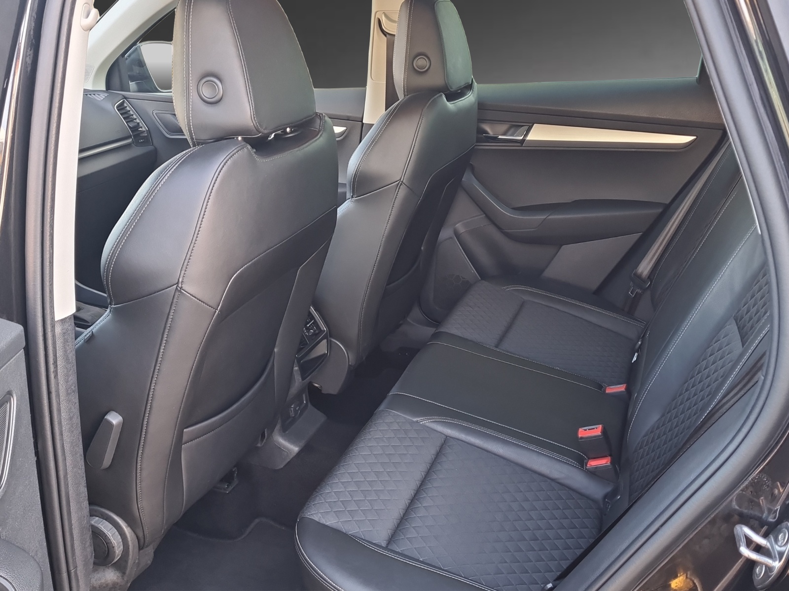 SKODA Karoq 2.0 TDI CR Style 4x4 DSG-image-6