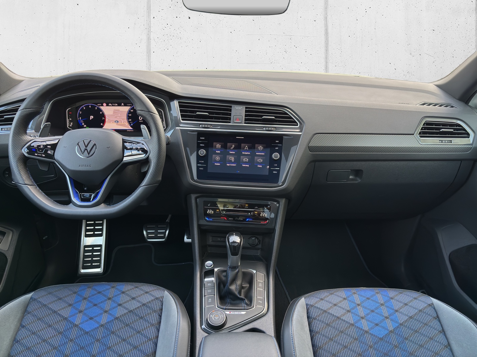 VW Tiguan 2.0TSI R 4Motion DSG mit AHK & Panorama-Ausstell-/Schiebedach-image-12