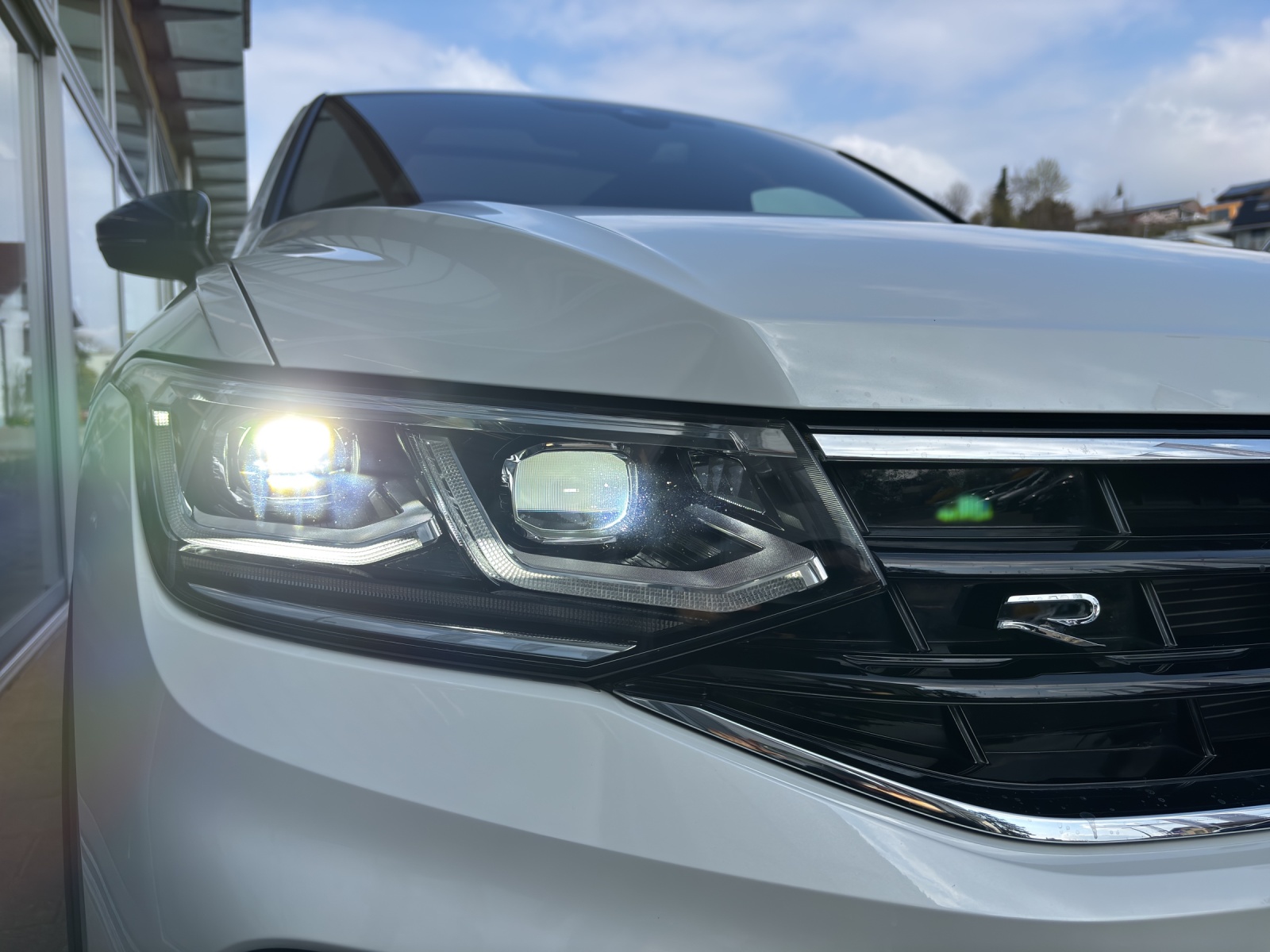 VW Tiguan 2.0TSI R 4Motion DSG mit AHK & Panorama-Ausstell-/Schiebedach-image-11