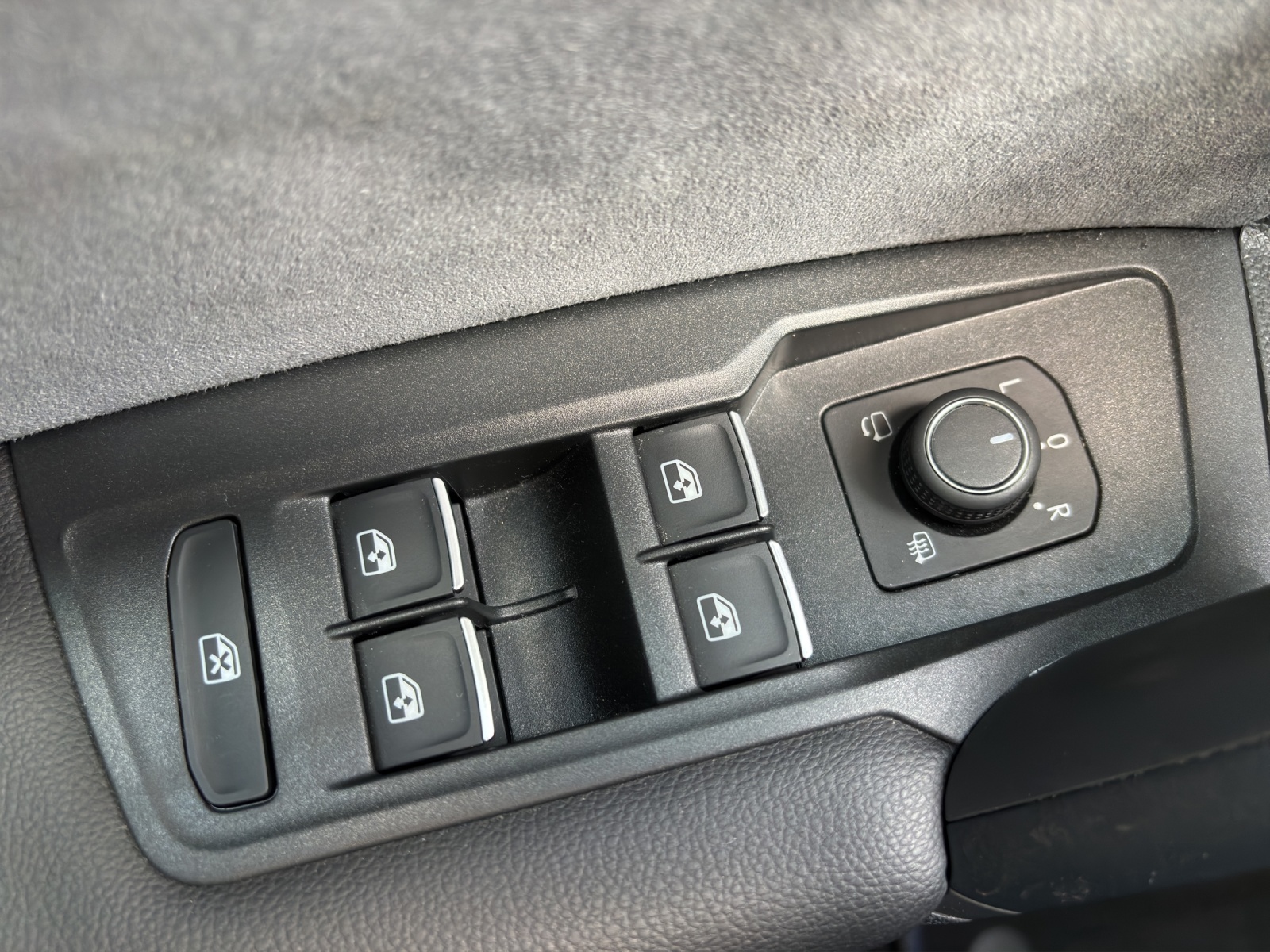 VW Tiguan 2.0TSI R 4Motion DSG mit AHK & Panorama-Ausstell-/Schiebedach-image-31