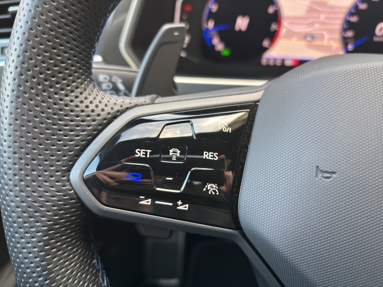 VW Tiguan 2.0TSI R 4Motion DSG mit AHK & Panorama-Ausstell-/Schiebedach-image-14