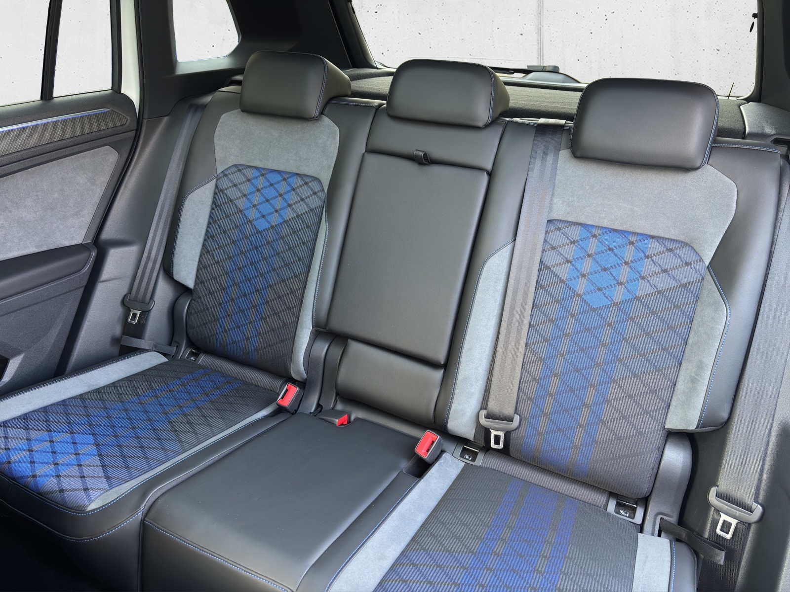 VW Tiguan 2.0TSI R 4Motion DSG mit AHK & Panorama-Ausstell-/Schiebedach-image-30