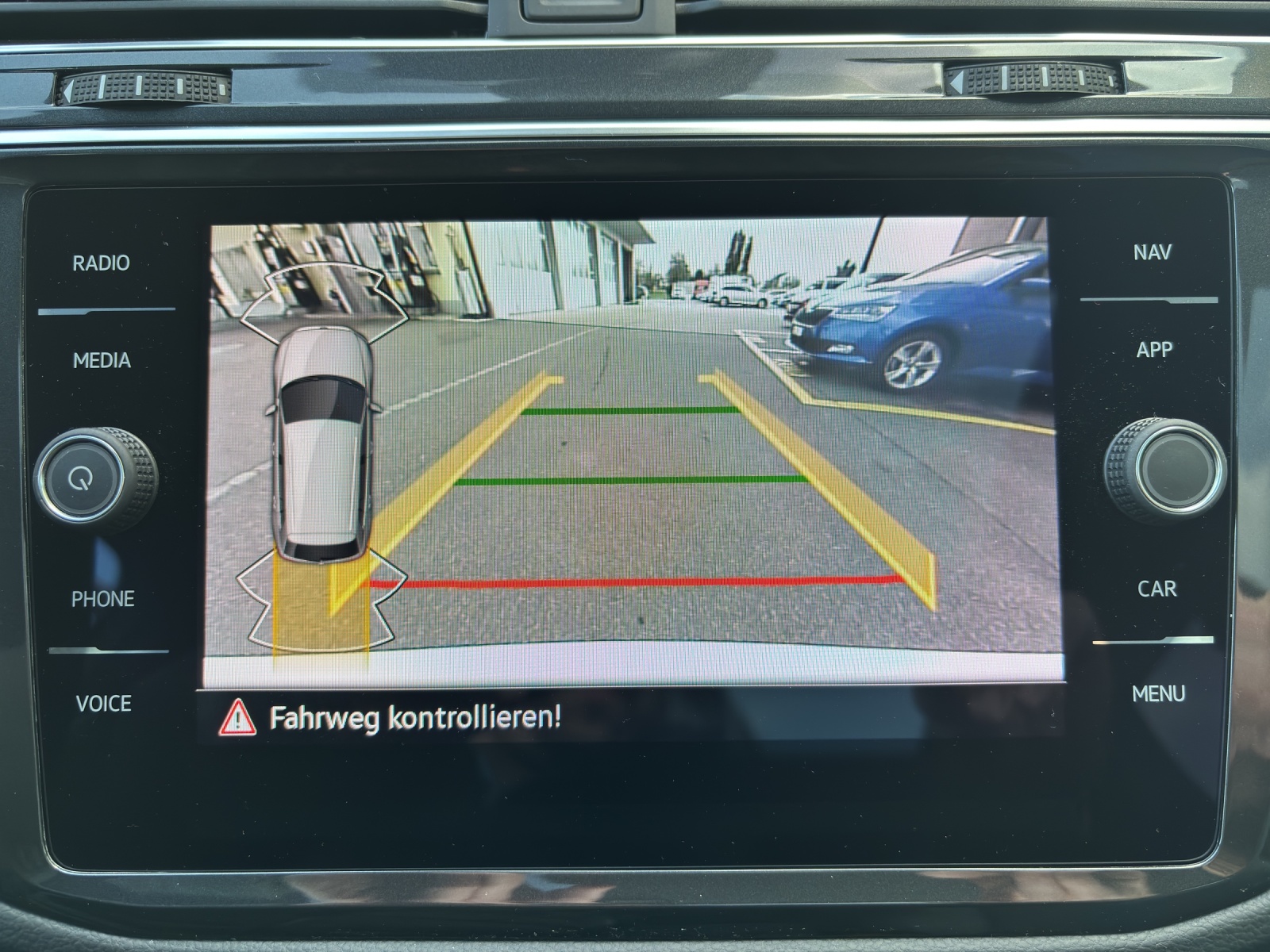 VW Tiguan 2.0TSI R 4Motion DSG mit AHK & Panorama-Ausstell-/Schiebedach-image-19