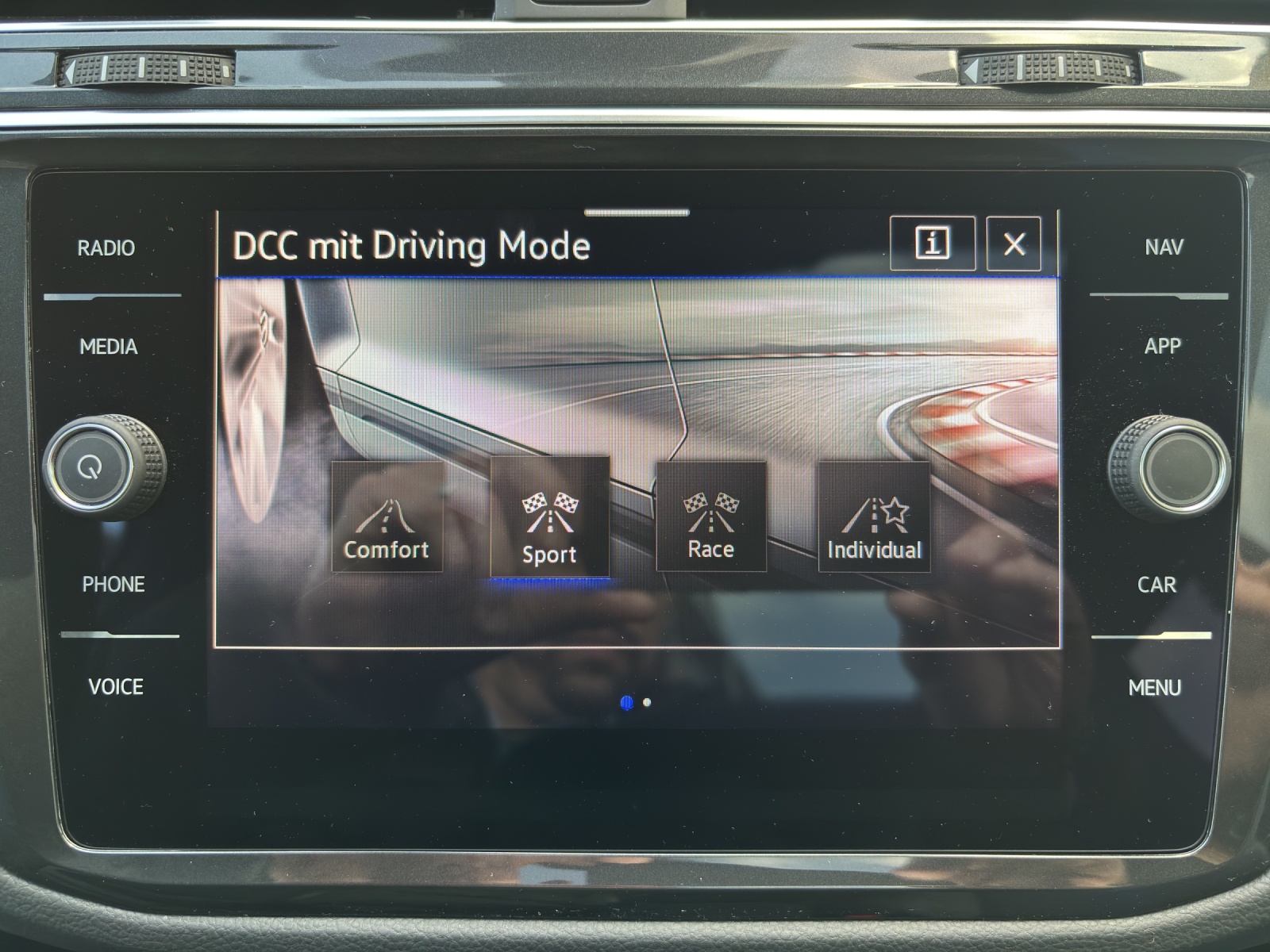 VW Tiguan 2.0TSI R 4Motion DSG mit AHK & Panorama-Ausstell-/Schiebedach-image-20