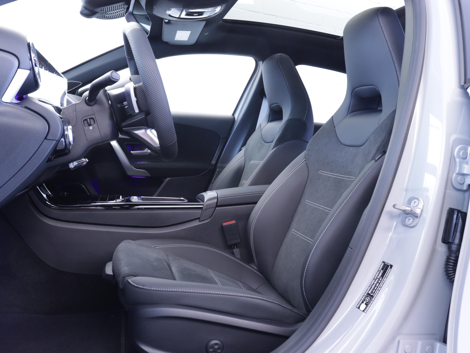 MERCEDES-BENZ A 200 Night Star AMG Line-image-7