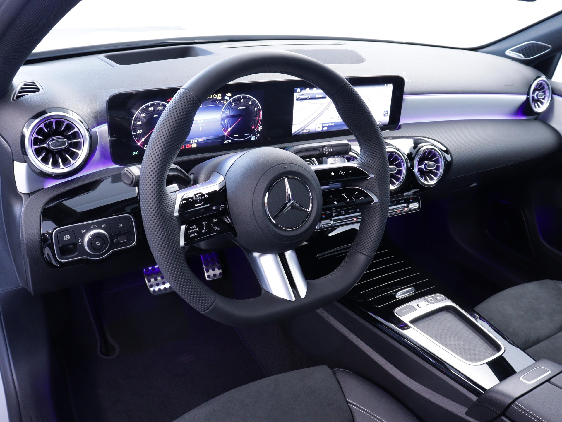 MERCEDES-BENZ A 200 Night Star AMG Line-image-5