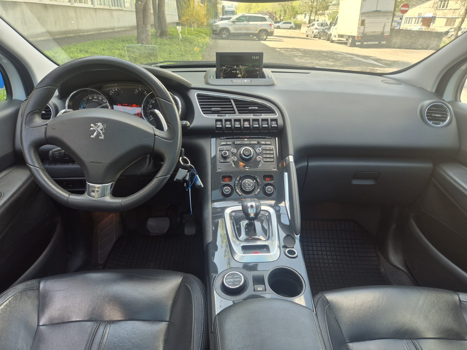 PEUGEOT 3008 HYbrid4 2.0 HDI EGS6-image-9