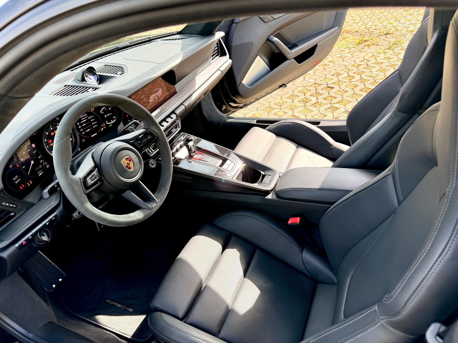 PORSCHE 911 Carrera 4 GTS-image-4